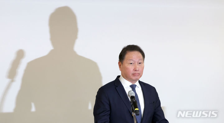 [서울=뉴시스] 김선웅 기자 = 최태원 SK그룹 회장이 17일 서울 종로구 SK서린빌딩에서 노소영 아트나비센터 관장과의 이혼소송·재산분할 항소심 판결 관련 공식 입장을 발표하고 있다. 2024.06.17. mangusta@newsis.com