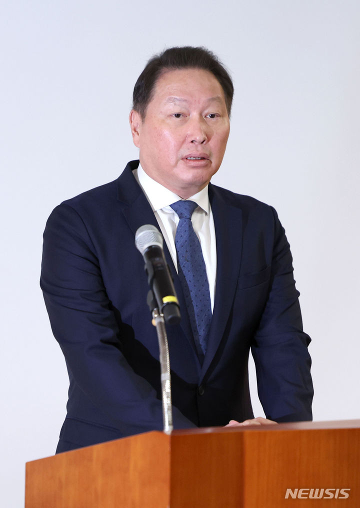 [서울=뉴시스] 김선웅 기자 = 최태원 SK그룹 회장이 17일 서울 종로구 SK서린빌딩에서 노소영 아트나비센터 관장과의 이혼소송·재산분할 항소심 판결 관련 공식 입장을 발표하고 있다. 2024.06.17. mangusta@newsis.com