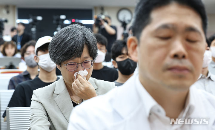 [서울=뉴시스] 김금보 기자 = 서울대병원 교수들이 전공의 사태 해결 등을 요구하며 무기한 휴진에 들어간 17일 오전 서울 종로구 서울대학교 의과대학 융합관 양윤선홀에서 열린 집회에서 강희경 비대위원장이 환자들에게 드리는 편지를 듣고 눈물을 흘리고 있다. 2024.06.17. kgb@newsis.com