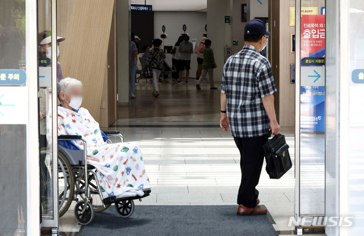 [서울=뉴시스] 김금보 기자 = 서울대병원 교수들이 전공의 사태 해결 등을 요구하며 무기한 휴진에 들어간 지난달 17일 서울 종로구 서울대학교병원이 한산한 모습을 보이고 있다. 2024.06.17. kgb@newsis.com