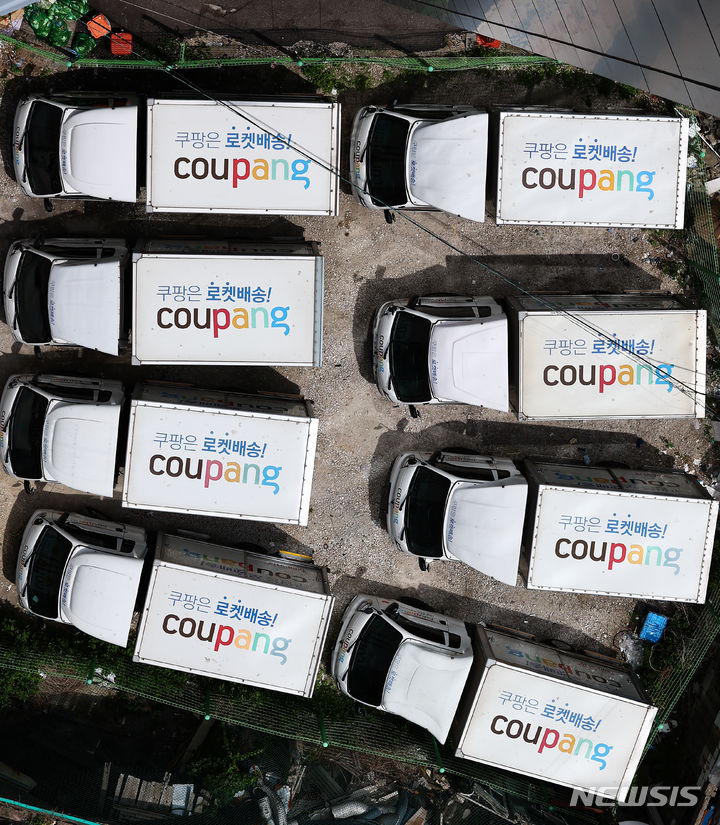 [서울=뉴시스] 김근수 기자 = 17일 서울 시내의 한 쿠팡 물류센터에 주차된 차량 모습. 2024.06.17. ks@newsis.com