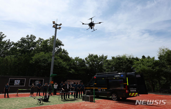 [서울=뉴시스] 홍효식 기자 = 서울경찰청 경찰 드론 운용요원이 17일 오후 서울 관악구 선우공원 테니스장에서 드론을 이용한 범죄 예방 순찰을 하고 있다. 2024.06.17. yesphoto@newsis.com