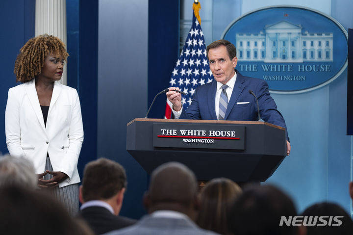 [워싱턴=AP/뉴시스]존 커비(오른쪽) 미 백악관 국가안보 소통보좌관이 17일(현지시각) 백악관 브리핑에서 취재진 질문에 답하고 있다. 2024.06.18.