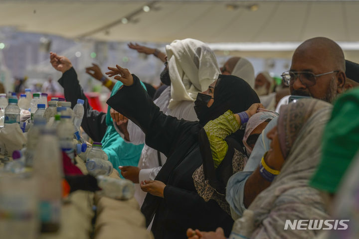 [메카(사우디아라비아)=AP/뉴시스] 6월18일 사우디아라비아의 성지 메카 인근 미나에서 순례자들이 연례 하지 순례의 마지막 의식인 악마 기둥에 돌 던지기를 하고 있다.&nbsp; 2024. 06. 23.