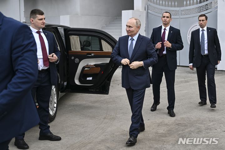 [야쿠츠크=AP/뉴시스]블라디미르 푸틴 러시아 대통령(가운데)이 18일(현지시각) 러시아 극동 사하(야쿠티아) 공화국 야쿠츠크시를 방문하는 동안 한 스타디움에 도착하고 있다. 2024.06.19.