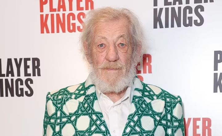 [서울=뉴시스] 영화 '반지의 제왕'에서 간달프 역으로 많은 사랑을 받았던 배우 이안 맥켈런(85)이 공연 중 무대에서 떨어져 병원으로 이송됐다. (사진=데일리메일 보도 갈무리) *재판매 및 DB 금지