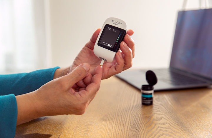  [서울=뉴시스] 18일 한국로슈진단은 혈당 측정기 브랜드 아큐-첵이 사용자 편의성 강화 위해 건강관리 앱 룰루메딕과 손잡고 서비스를 연동한다고 밝혔다. (사진=한국로슈진단 제공) 2024.06.18. photo@newsis.com *재판매 및 DB 금지