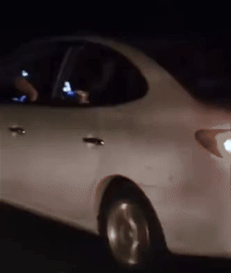 [서울=뉴시스] 한밤중 손이 아닌 발로 운전대를 잡고 운전하는 운전자의 모습이 포착됐다(사진= 보배드림 인스타그램 갈무리) *재판매 및 DB 금지