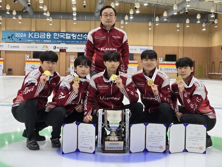 [의성=뉴시스] 의성군청 남자 컬링팀이 '2024 KB금융 한국컬링 선수권대회'에서 우승한 후 금메달을 목에 걸고 기념사진을 찍고 있다. (사진=의성군 제공) 2024.06.18. photo@newsis.com *재판매 및 DB 금지