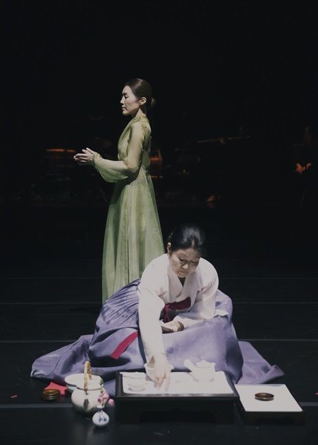 [서울=뉴시스] 무용극 '차 한 잔 하실래요?' 공연 장면. (사진=국립정동극장 제공) 2024.06.18 photo@newsis.com *재판매 및 DB 금지