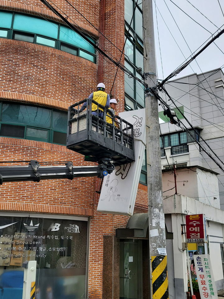 진주시 “무연고·노후·위험 간판 철거 신청하세요”