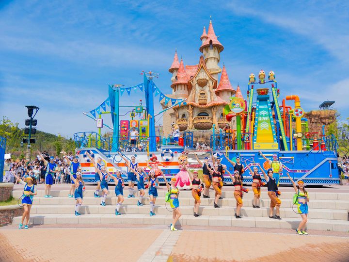 [부산=뉴시스] 이동민 기자 = 롯데월드 어드벤처 부산은 테마파크 야외무대에서 여름 맞이 시즌 공연 '쿨링 퍼레이드'을 선보인다고 18일 밝혔다. 롯데월드 부산은 오는 9월1일까지 방문객들의 무더위를 날릴 각종 이벤트로 구성된 '매직 월드 페스티벌' 시즌을 진행한다. (사진=롯데월드 부산 제공) 2024.06.18. photo@newsis.com *재판매 및 DB 금지