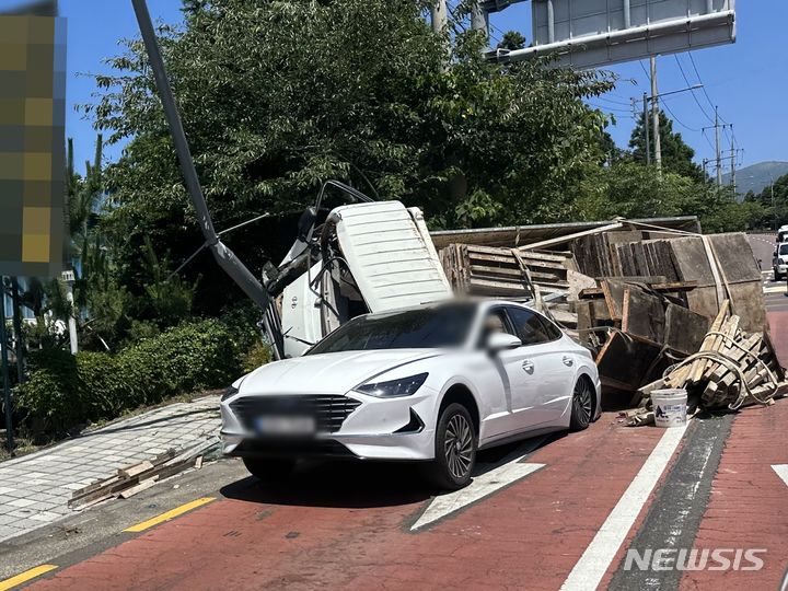 [제주=뉴시스] 18일 오전 제주 서귀포시 동홍동에서 내리막길을 달리던 2.5t트럭이 승용차를 추돌하는 사고가 발생해 경찰이 수습에 나서고 있다. (사진=독자 제공) 2024.06.18. photo@newsis.com 