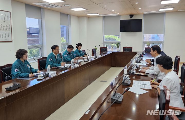 [창원=뉴시스]대한의사회협회가 집단휴진에 돌입한 18일 경남도 최만림(왼쪽 두 번째) 행정부지사가 마산의료원을 방문해 집단휴진 대응 비상진료체계를 점검하고 있다.(사진=경남도 제공) 2024.06.18. photo@newsis.com