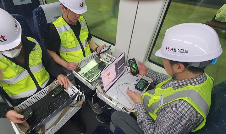 [대구=뉴시스]도시철도 1호선 안심~하양 연장 구간과 코레일 대구선 하양 구간의 전파 간섭을 해소하기 위해 관계자들이 기지국 공유(RAN Sharing) 시험을 하고 있다(사진=대구교통공사 제공) 2024.06.18 photo@newsis.com *재판매 및 DB 금지
