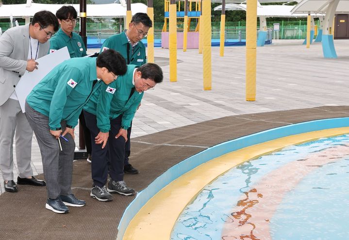 [광양=뉴시스] 정인화 광양시장이 백운제테마공원 물체험장 개장을 앞두고 17일 현장점검하고 있다. (사진=광양시 제공) 2024.06.18. photo@newsis.com *재판매 및 DB 금지