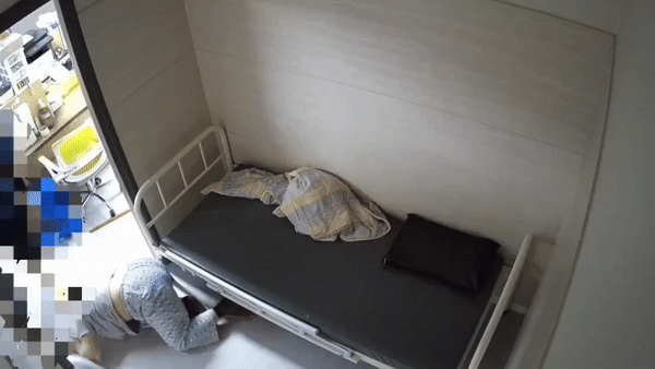 [인천=뉴시스] 지난 2023년 12월 인천 미추홀구 한 정신병원에서 30대 요양보호사가 50대 여성 지적장애 환자를 폭행하고 있다. (영상=피해자 측 제공) 2025.04.17. photo@newsis.com *재판매 및 DB 금지