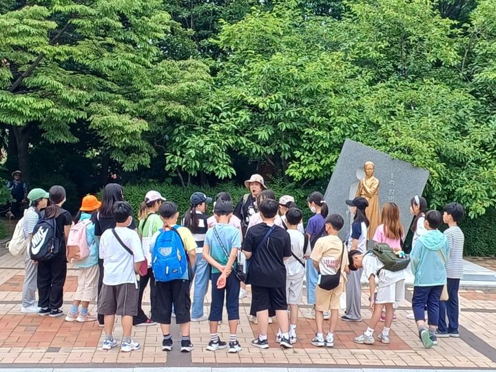 [부산=뉴시스] 부산 부산진구가 관내 청소년을 대상으로 6.25 참전비 탐방 프로그램을 운영한다. (사진=부산진구 제공) 2024.06.18. photo@newsis.com *재판매 및 DB 금지