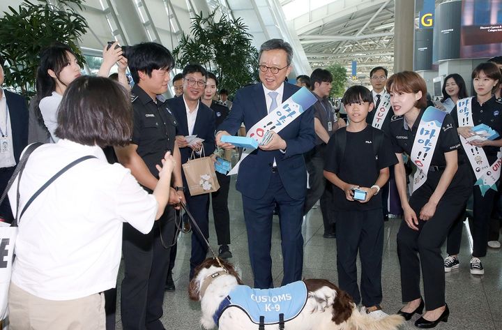 18일 인천국제공항 여객터미널 3층 출국장에서 진행된 마약퇴치 캠페인에서 정상혁 신한은행장(가운데)이 마약퇴치 홍보물품을 여행객들에게 나눠 주고 있다. (사진=신한은행 제공) *재판매 및 DB 금지