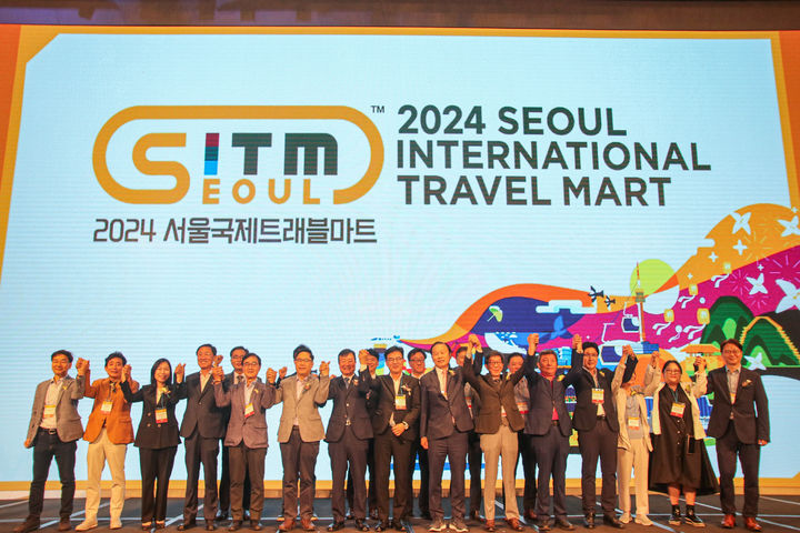 18일 서울 용산 드래곤시티에서 개막한 2024 서울국제트래블마트(SITM)에서 내빈들이 세레모니를 하고 있다. (사진=서울관광재단 제공) photo@newsis.com *재판매 및 DB 금지