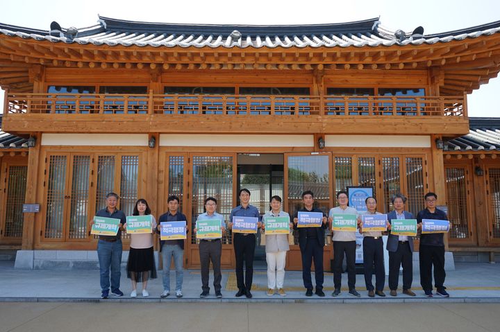 [수원=뉴시스] 적극행정 실천 다짐. (사진=수원문화재단 제공) 2024.06.18. photo@newsis.com *재판매 및 DB 금지