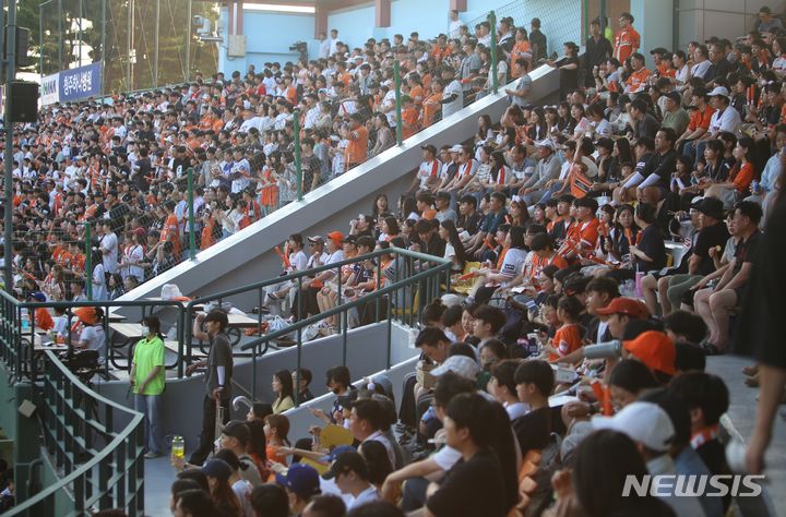 [청주=뉴시스] 서주영 기자 = 18일 오후 충북 청주시 청주야구장에서 열린 2024 KBO리그 키움 히어로즈와 한화 이글스의 경기, 야구 팬들이 경기를 관람하고 있다. 2024.06.18. juyeong@newsis.com
