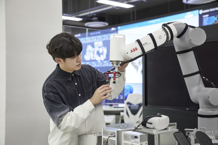 [천안·아산=뉴시스]박우경 기자 = 한국기술대학교 다담학습관에서 한 재학생이 로봇을 이용한 학습 과정을 체험하고 있다. 2024.06.18. (사진=한국기술교육대 제공) *재판매 및 DB 금지