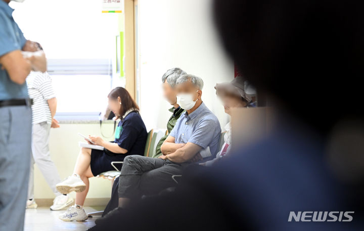 [광주=뉴시스] 김혜인 기자 = 대한의사협회 주관 총궐기대회와 맞물려 집단휴진이 시작된 18일 오전 광주 동구 전남대학교병원에서 환자들이 진료를 기다리고 있다. 2024.06.18. hyein0342@newsis.com