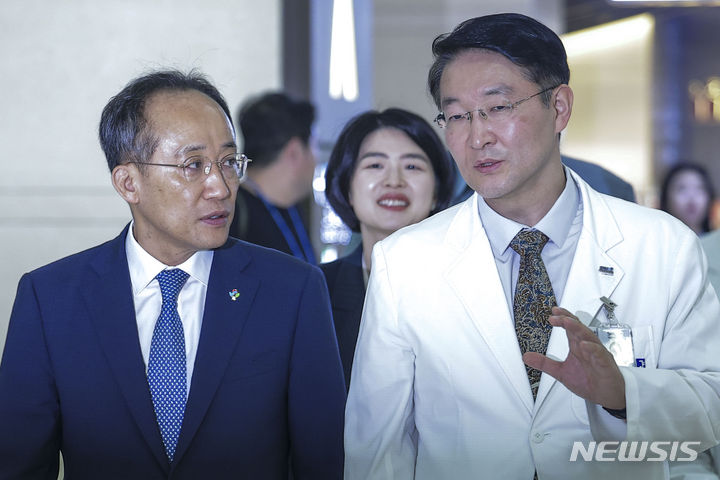 [서울=뉴시스] 정병혁 기자 = 추경호 국민의힘 원내대표가 18일 의료파업 현장 긴급점검을 위해 서울 동작구 서울특별시보라매병원을 찾아 이재협 서울특별시보라매병원장, 인요한 국민의힘 의료개혁특별위원회 위원장 등과 함께 이동하고 있다. 2024.06.18. jhope@newsis.com