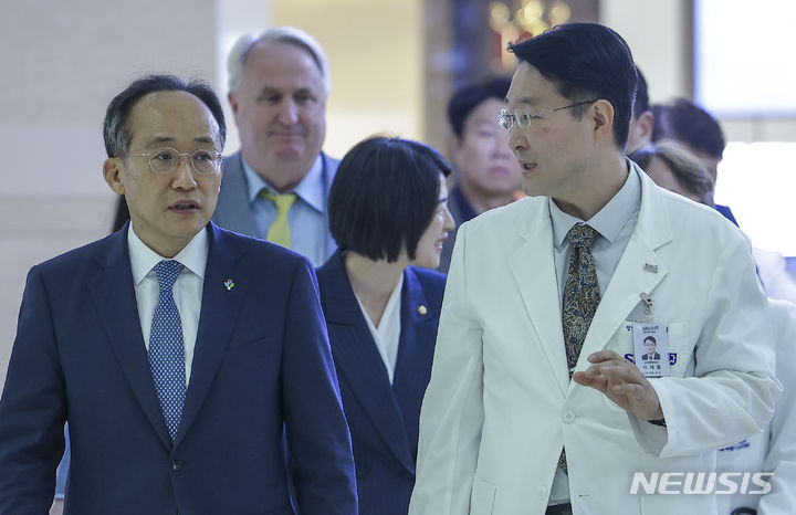 [서울=뉴시스] 정병혁 기자 = 추경호 국민의힘 원내대표가 18일 의료파업 현장 긴급점검을 위해 서울 동작구 서울특별시보라매병원을 찾아 이재협 서울특별시보라매병원장, 인요한 국민의힘 의료개혁특별위원회 위원장 등과 함께 이동하고 있다. 2024.06.18. jhope@newsis.com