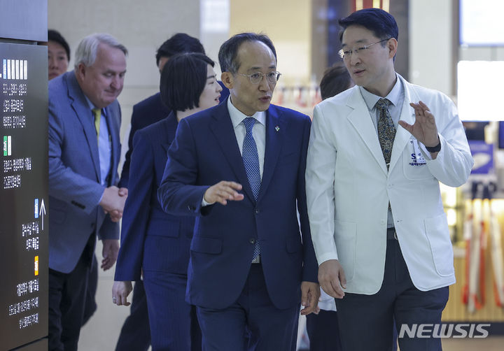 [서울=뉴시스] 정병혁 기자 = 추경호 국민의힘 원내대표가 18일 의료파업 현장 긴급점검을 위해 서울 동작구 서울특별시보라매병원을 찾아 이재협 서울특별시보라매병원장, 인요한 국민의힘 의료개혁특별위원회 위원장 등과 함께 이동하고 있다. 2024.06.18. jhope@newsis.com