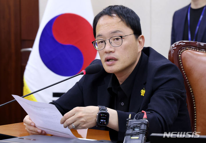 [서울=뉴시스] 고승민 기자 = 박주민 국회 보건복지위원회 위원장이 18일 국회에서 열린 의료파업 관련 한국환자단체연합회 등 환자단체와의 간담회에서 발언하고 있다. (공동취재) 2024.06.18. photo@newsis.com