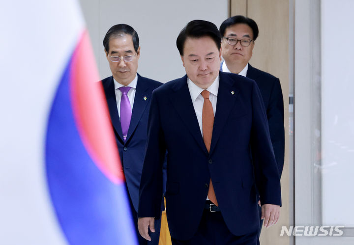 [서울=뉴시스] 최진석 기자 = 윤석열 대통령이 18일 서울 용산 대통령실 청사에서 열린 국무회의에 입장하고 있다. (대통령실통신사진기자단) 2024.06.18. myjs@newsis.com