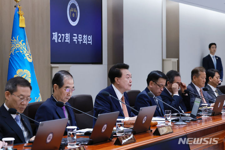 [서울=뉴시스] 최진석 기자 = 윤석열 대통령이 18일 서울 용산 대통령실 청사에서 열린 국무회의에서 발언하고 있다. (대통령실통신사진기자단) 2024.06.18. myjs@newsis.com