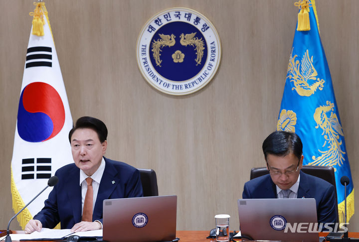 [서울=뉴시스] 최진석 기자 = 윤석열 대통령이 18일 서울 용산 대통령실 청사에서 열린 국무회의에서 발언하고 있다. (대통령실통신사진기자단) 2024.06.18. myjs@newsis.com