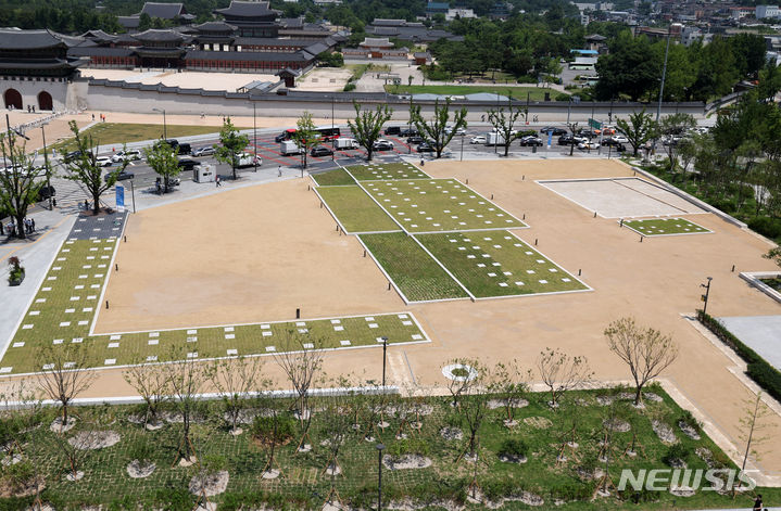 [서울=뉴시스] 배훈식 기자 = 의정부지 역사유적광장이 시범개장한 18일 오전 서울 종로구 의정부 터 모습. 2024.06.18. dahora83@newsis.com