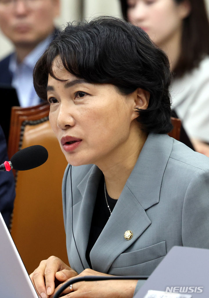 [서울=뉴시스] 조성봉 기자= 서미화 더불어민주당 의원이 지난 6월18일 오전 서울 여의도 국회에서 열린 국회운영위 첫 전체회의에서 발언하고 있다 2024.06.18. suncho21@newsis.com