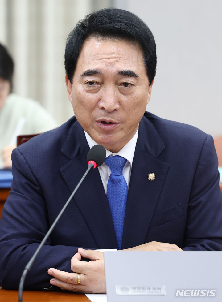 [서울=뉴시스] 조성봉 기자= 박수현 더불어민주당 의원이 18일 오전 서울 여의도 국회에서 열린 국회운영위 첫 전체회의에서 발언하고 있다 2024.06.18. suncho21@newsis.com