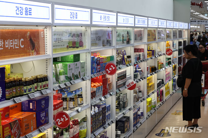 [서울=뉴시스] 김금보 기자 = 서울시내 한 대형마트 건강식품코너에서 고객이 건강기능식품 상품을 살펴보고 있다. 2025.07.24. kgb@newsis.com