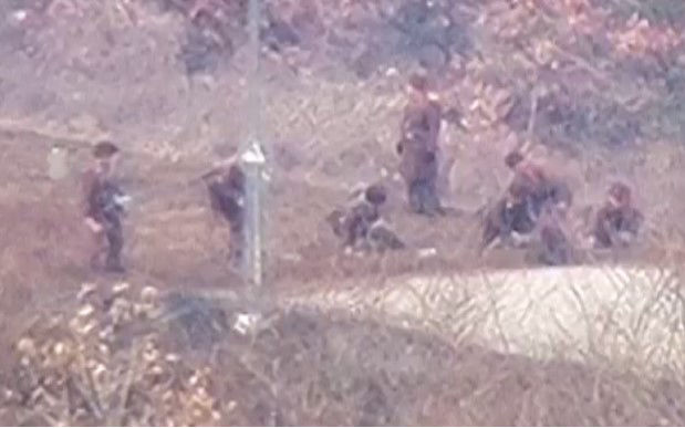 [서울=뉴시스] 합동참모본부는 2024년 6월 18일 오전 8시 30분께 중부전선 비무장지대 내에서 작업하던 북한군 수십명이 군사분계선(MDL)을 침범해 우리 군의 경고방송 및 경고사격에 북상했다고 밝혔다. 사진은 북한군이 지뢰를 매설하는 모습. (사진=합동참모본부 제공) 2026.09.30. photo@newsis.com *재판매 및 DB 금지