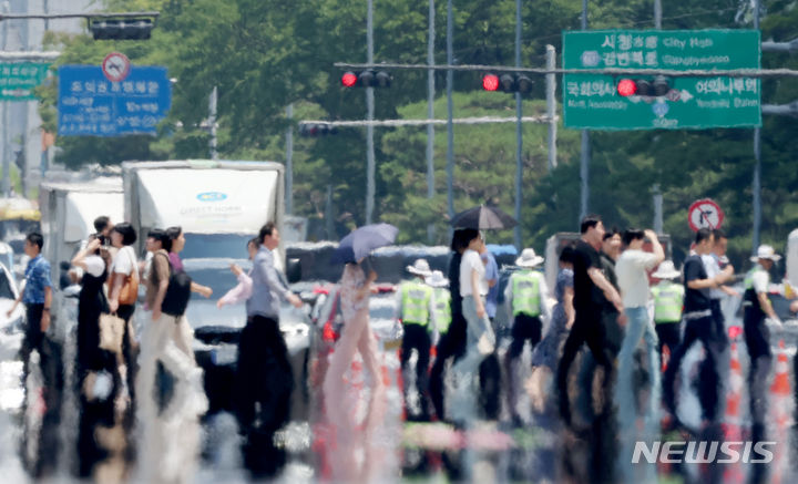 [서울=뉴시스] 김진아 기자 = 서울 지역의 낮 최고기온이 31도까지 오른 18일 서울 영등포구 여의도 여의대로 일대 뜨겁게 달궈진 아스팔트 위로 아지랑이가 피어오르고 있다. 2024.06.18. bluesoda@newsis.com