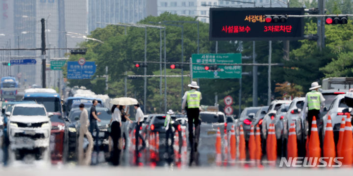 [서울=뉴시스] 김진아 기자 = 수요일인 19일은 낮 기온이 전국 대부분 지역에서 33도 안팎으로 올라 덥겠다. 사진은 서울 지역의 낮 최고기온이 31도까지 오른 지난 18일 서울 영등포구 여의도 여의대로 일대 뜨겁게 달궈진 아스팔트 위로 아지랑이가 피어오르고 있다. 2024.06.19. bluesoda@newsis.com