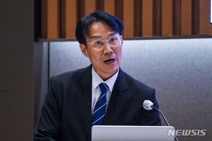 [서울=뉴시스] 사진공동취재단 = 이지호 당시 한국은행 조사국장이 지난 2024년 6월 18일 서울 한국은행 별관에서 열린 물가안정목표 운영상황 점검 설명회에서 발표하고 있다. 2024.06.18. photo@newsis.com