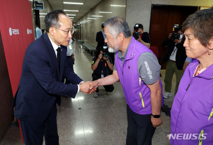 [서울=뉴시스] 조성봉 기자= 추경호 국민의힘 원내대표가 18일 오후 서울 여의도 국회 원내대표실 앞에서 이정민(가운데) 10.29 이태원참사유가족협의회 운영위원장을 비롯한 유가족들과 인사를 하고 있다. 2024.06.18. suncho21@newsis.com