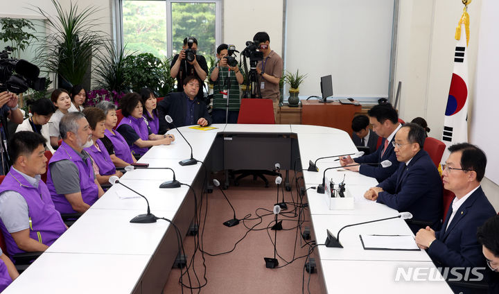 [서울=뉴시스] 조성봉 기자= 추경호 국민의힘 원내대표가 18일 오후 서울 여의도 국회 원내대표실에서 열린  10.29 이태원참사 유가족 면담에서 발언을 하고 있다.  2024.06.18. suncho21@newsis.com