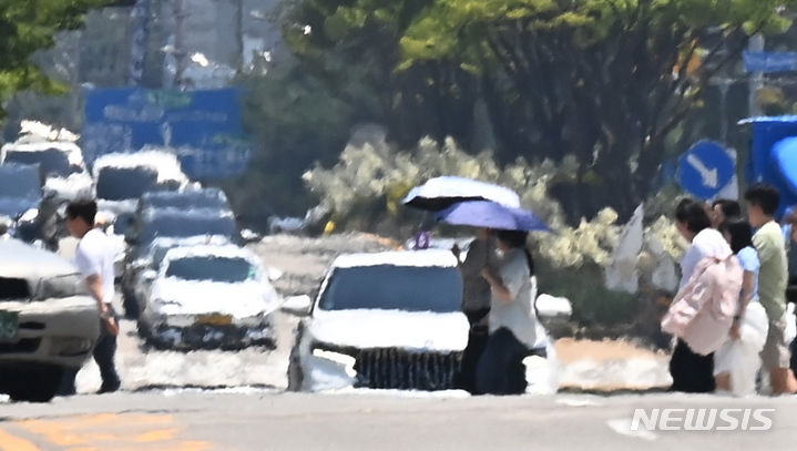 [수원=뉴시스] 김종택 기자 = 전국에 폭염주의보가 발효된 18일 경기도 수원시 팔달구 인계동 아스팔트 위로 아지랑이가 피어오르고 있다. 2024.06.18. jtk@newsis.com