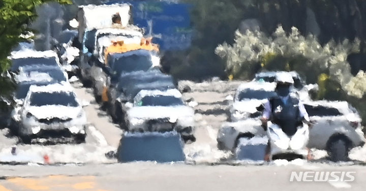 [수원=뉴시스] 김종택 기자 = 전국 곳곳에 폭염주의보가 발효된 지난 6월 18일 경기도 수원시 팔달구 인계동 아스팔트 위로 아지랑이가 피어오르고 있다. (해당 사진은 기사와 직접 관련이 없습니다.) 2024.06.18. jtk@newsis.com