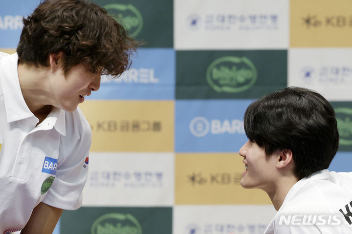 [진천=뉴시스] 최동준 기자 = 2024 파리올림픽 경영 국가대표 황선우, 김우민이 18일 충북 진천선수촌에서 열린 대한수영연맹 미디어데이에서 대화하고 있다. 2024.06.18. photocdj@newsis.com