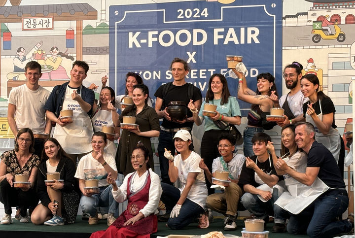 프랑스 리옹 K-푸드 페어 B2C 행사장 한식 요리 교실. (사진=aT제공) photo2newsis.com *재판매 및 DB 금지