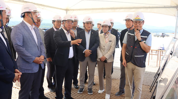 [서울=뉴시스] 조성봉 기자= 국민의힘 에너지·AI반도체 특별위원회 소속 의원들이 18일 오후 경기 용인반도체클러스터를 방문해 현장을 둘러보고 있다. (사진=국민의힘 AI·반도체 특별위원회 제공) 2024.06.18. photo@newsis.com *재판매 및 DB 금지